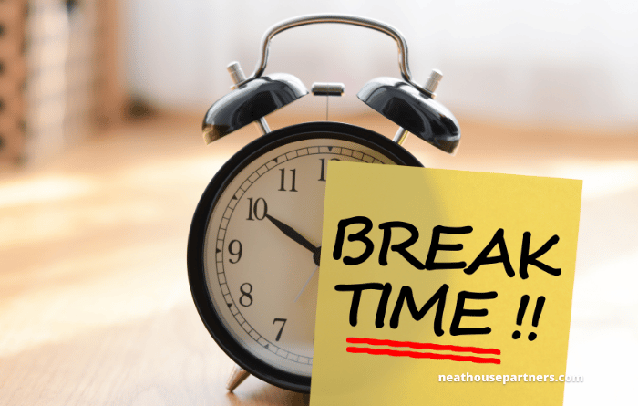 Alarm clock with post it saying break time